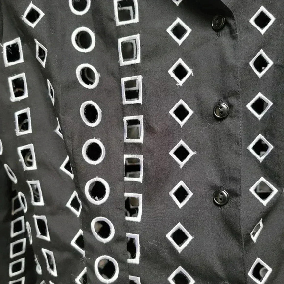D & Y Women's Geometric Unique Cut Out Button Down Embroidered Shirt Size Large - Picture 4 of 4